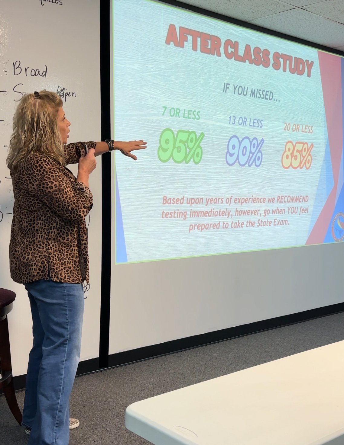 Instructor teaching a licensing class in Houston Insurance School of Texas instructor teaching a Texas pre-licensing class